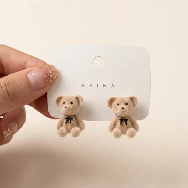 Kolczyki wkrętki z miniaturowymi pluszowymi zwierzątkami