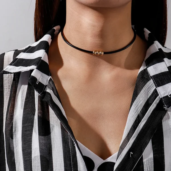Choker z wąskim sznurkiem i trzema koralikami