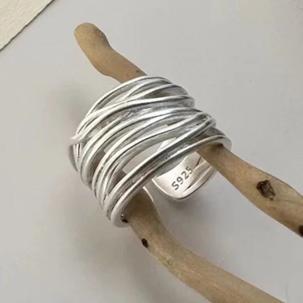 Szeroki pierścionek z przeplatającymi się obrączkami