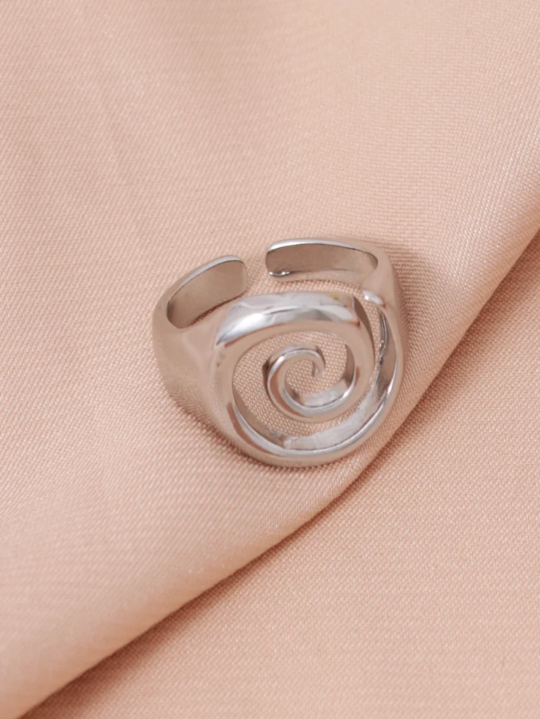 Pierścionek ozdobny z motywem spirali