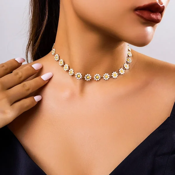 Choker z motywem stokrotek