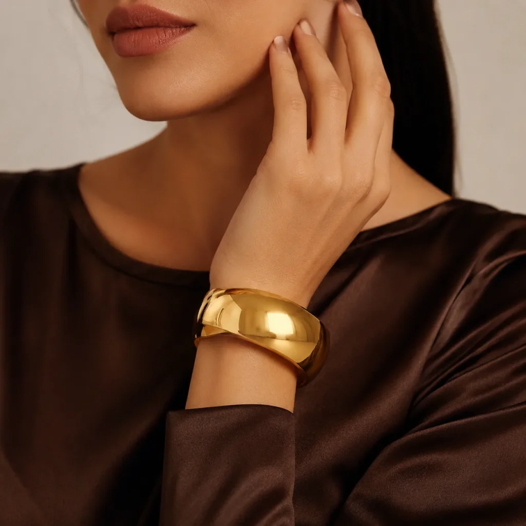Sztywna bransoleta bangle o lustrzanym połysku