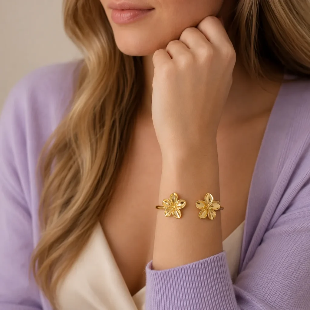 Otwarta bransoleta z rzeźbionymi kwiatami