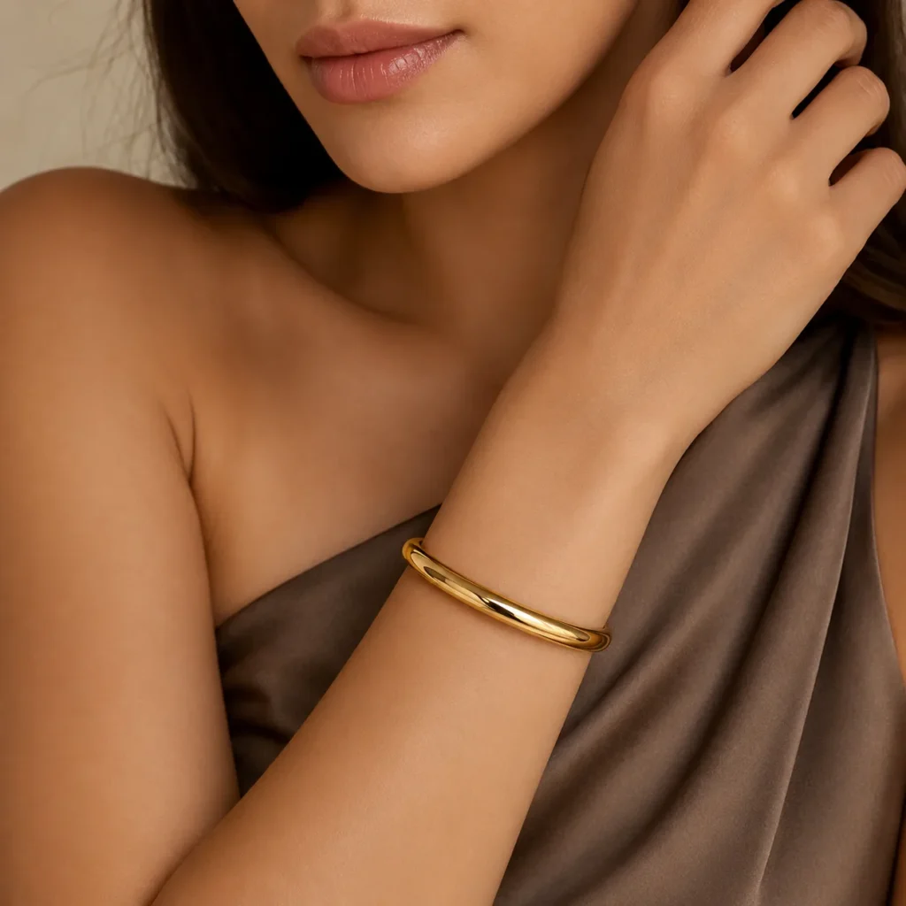 Sztywna bransoleta bangle o lustrzanym połysku