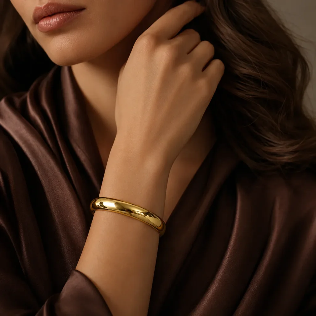Sztywna bransoleta bangle o lustrzanym połysku